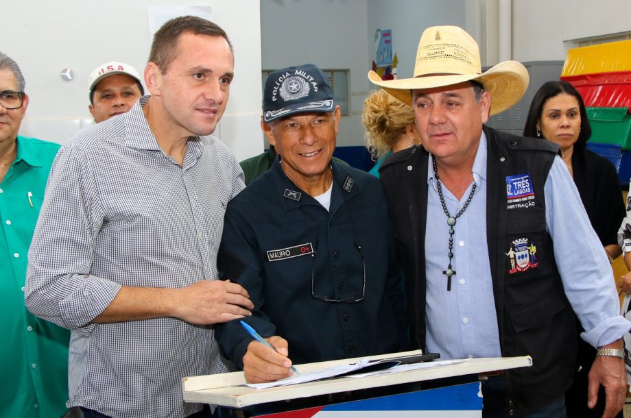 Prefeito Angelo Guerreiro assina ordem de serviço de construção de 4 novas praças