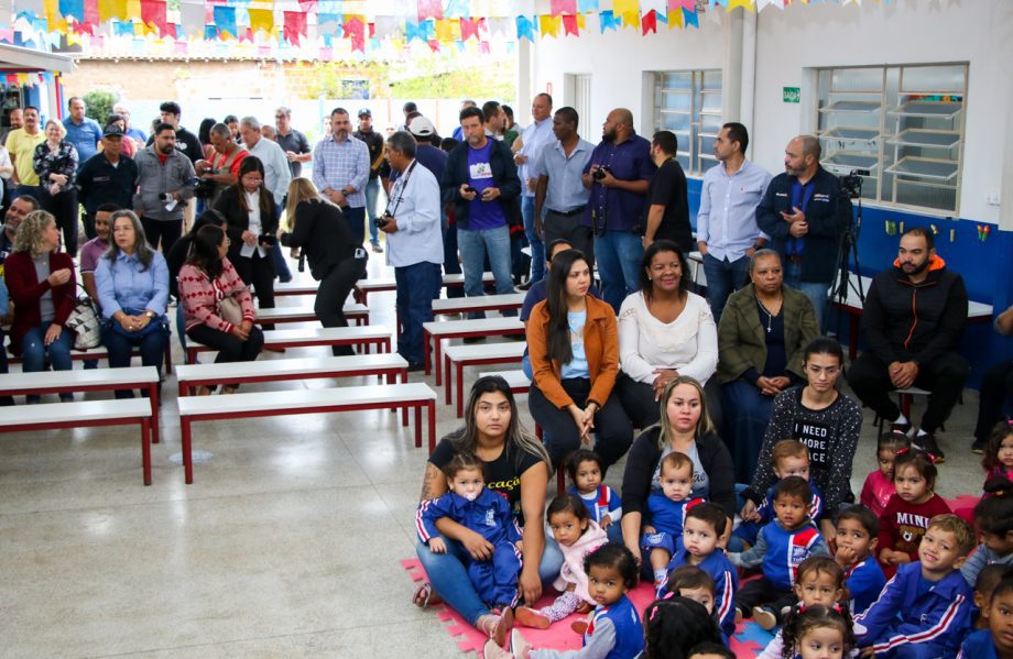 Prefeito Angelo Guerreiro assina ordem de serviço de construção de 4 novas praças