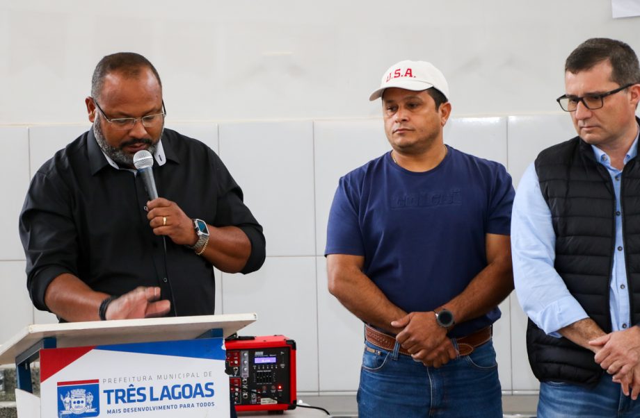 Prefeito Angelo Guerreiro assina ordem de serviço de construção de 4 novas praças