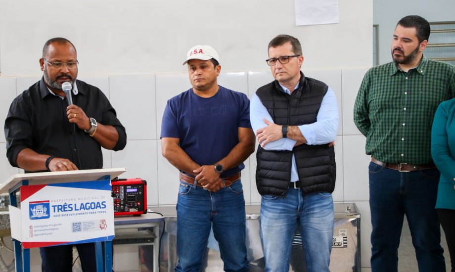 Prefeito Angelo Guerreiro assina ordem de serviço de construção de 4 novas praças