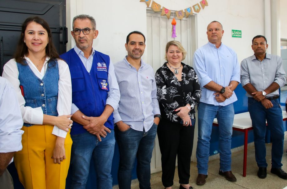 Prefeito Angelo Guerreiro assina ordem de serviço de construção de 4 novas praças