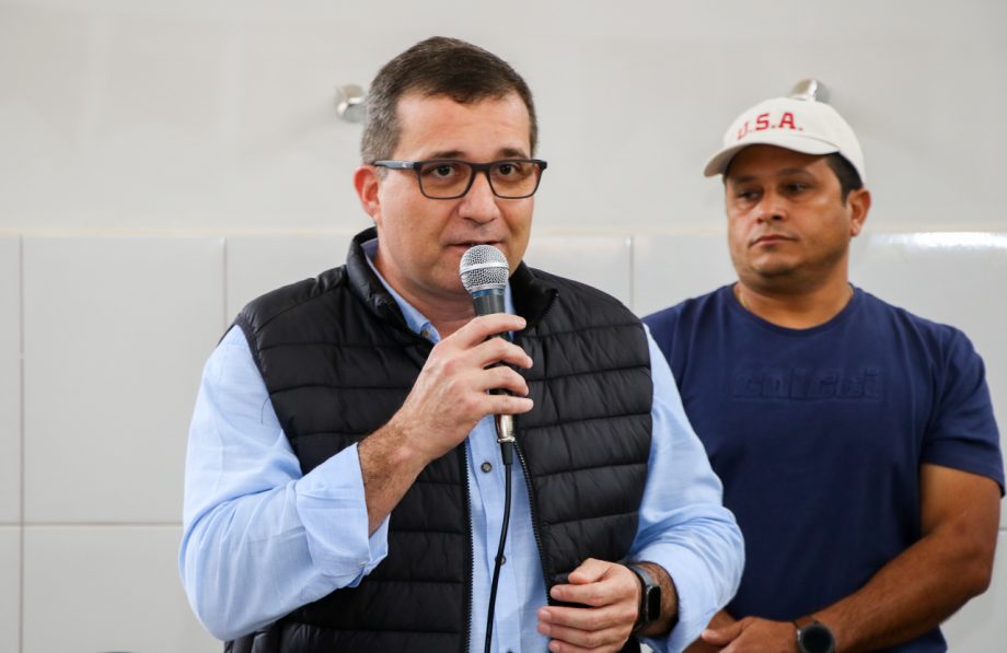 Prefeito Angelo Guerreiro assina ordem de serviço de construção de 4 novas praças