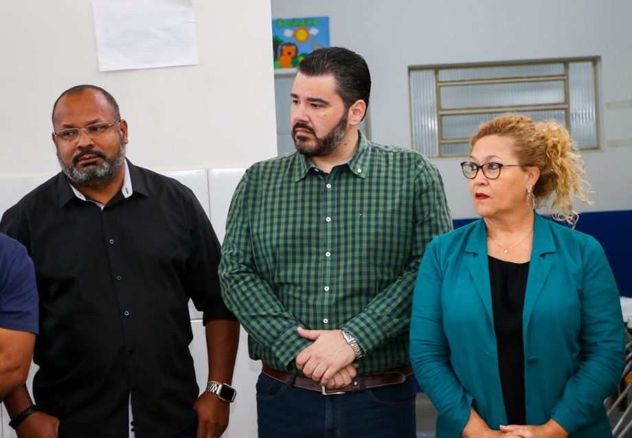 Prefeito Angelo Guerreiro assina ordem de serviço de construção de 4 novas praças