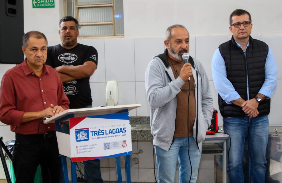 Prefeito Angelo Guerreiro assina ordem de serviço de construção de 4 novas praças
