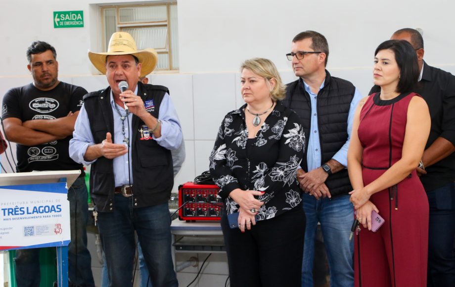 Prefeito Angelo Guerreiro assina ordem de serviço de construção de 4 novas praças