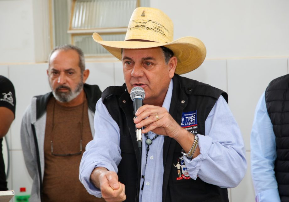 Prefeito Angelo Guerreiro assina ordem de serviço de construção de 4 novas praças