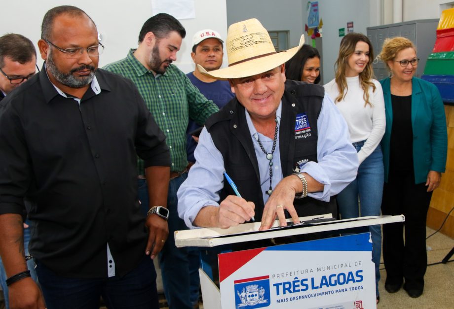 Prefeito Angelo Guerreiro assina ordem de serviço de construção de 4 novas praças