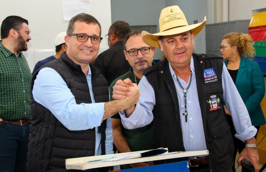 Prefeito Angelo Guerreiro assina ordem de serviço de construção de 4 novas praças