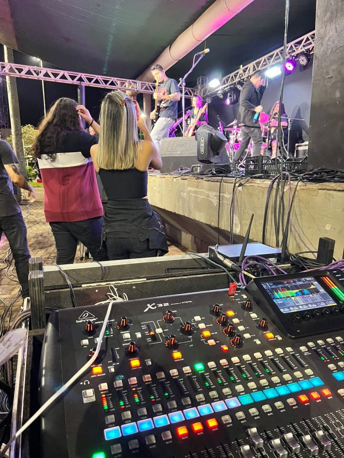 Bandas Adulfe e Black Night celebraram Dia do Rock, em evento da AROC e Cultura