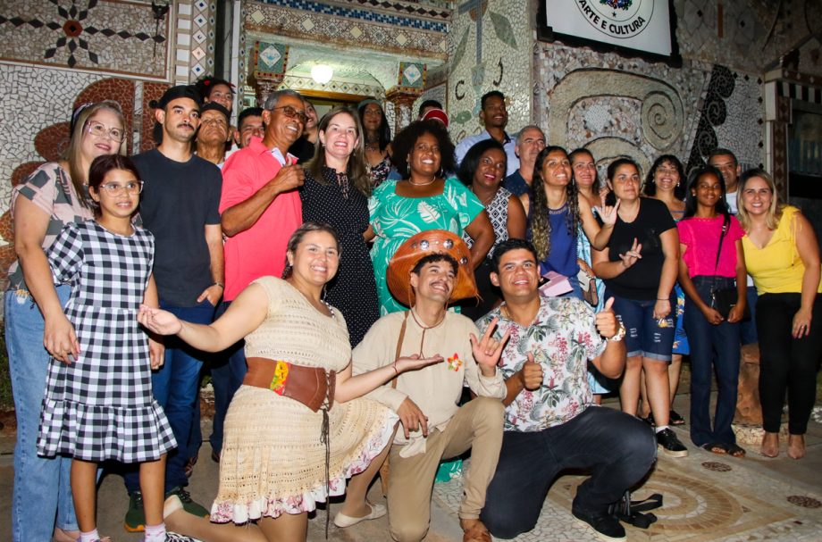 Espetáculo teatral inclusivo para surdos emociona e marca o aniversário de 4 anos da Central de Intérprete de Libras em Três Lagoas
