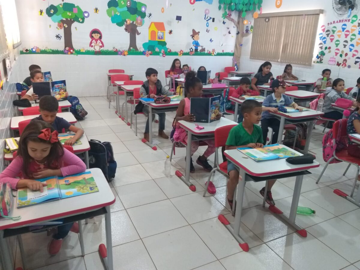 Escola de Inocência recebe prêmio e fica entre as 60 melhores escolas de MS Escola de Inocência recebe prêmio e fica entre as 60 melhores escolas de MS