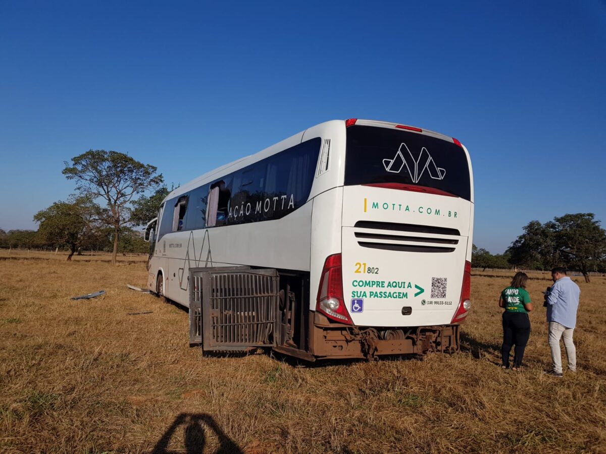 Motorista morre e passageiros de ônibus ficam feridos em grave acidente na ‘rodovia da morte’, BR-262 Motorista morre e passageiros de ônibus ficam feridos em grave acidente na ‘rodovia da morte’, BR-262