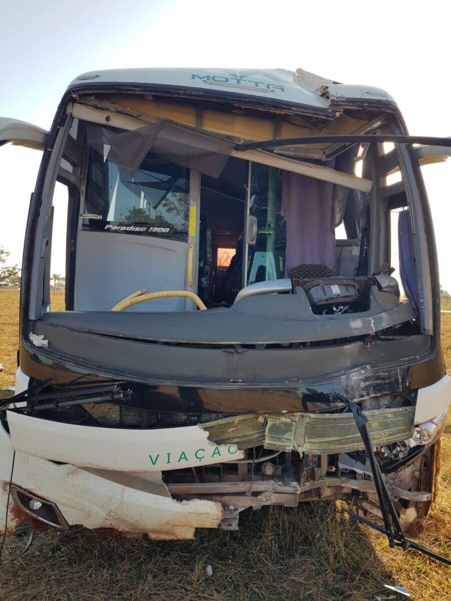 Motorista morre e passageiros de ônibus ficam feridos em grave acidente na ‘rodovia da morte’, BR-262 Motorista morre e passageiros de ônibus ficam feridos em grave acidente na ‘rodovia da morte’, BR-262