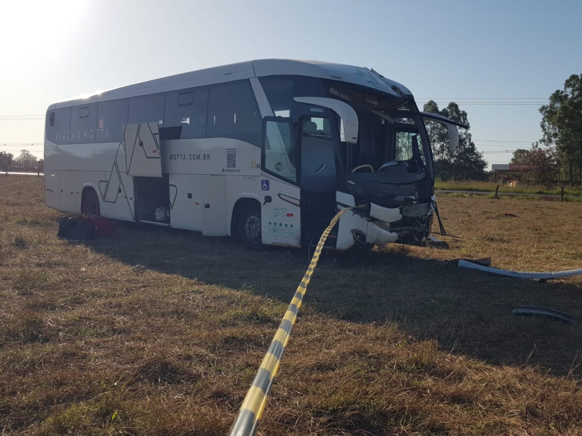 Motorista morre e passageiros de ônibus ficam feridos em grave acidente na ‘rodovia da morte’, BR-262 Motorista morre e passageiros de ônibus ficam feridos em grave acidente na ‘rodovia da morte’, BR-262