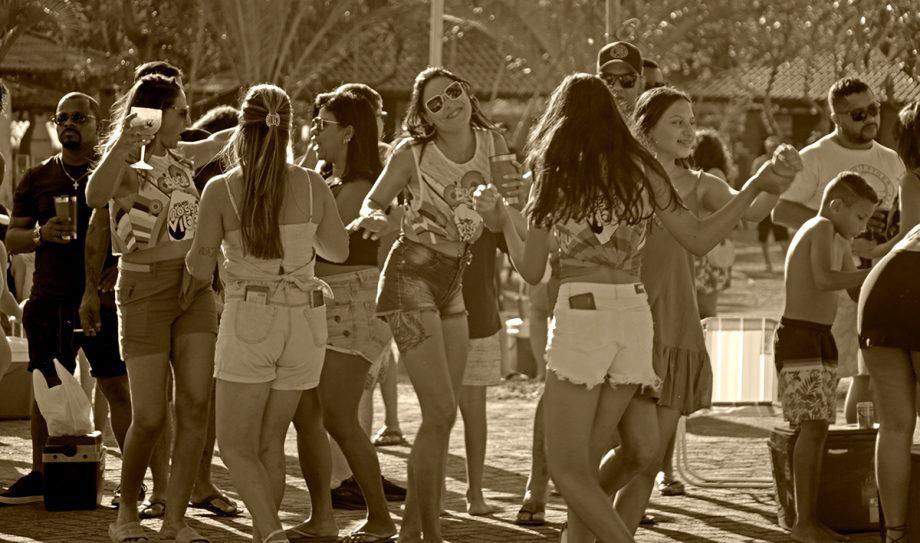 TARDEZINHA NO BALNEÁRIO – Segundo domingo supera público da semana passada e população pede mais TARDEZINHA NO BALNEÁRIO – Segundo domingo supera público da semana passada e população pede mais