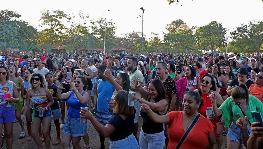 TARDEZINHA NO BALNEÁRIO – Segundo domingo supera público da semana passada e população pede mais TARDEZINHA NO BALNEÁRIO – Segundo domingo supera público da semana passada e população pede mais