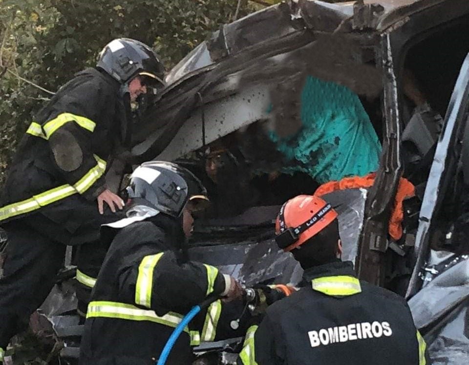Colisão entre caminhão e carreta deixa homem preso às ferragens na BR 262, a ‘Rodovia da Morte’