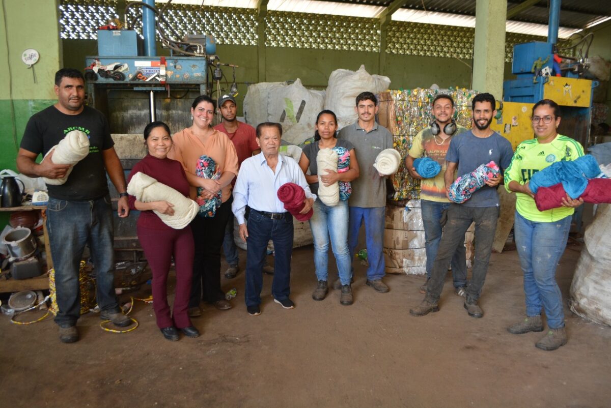 Assistência Social entrega cobertores para integrantes da Associação Bataguassuense de Catadores de Materiais Recicláveis
