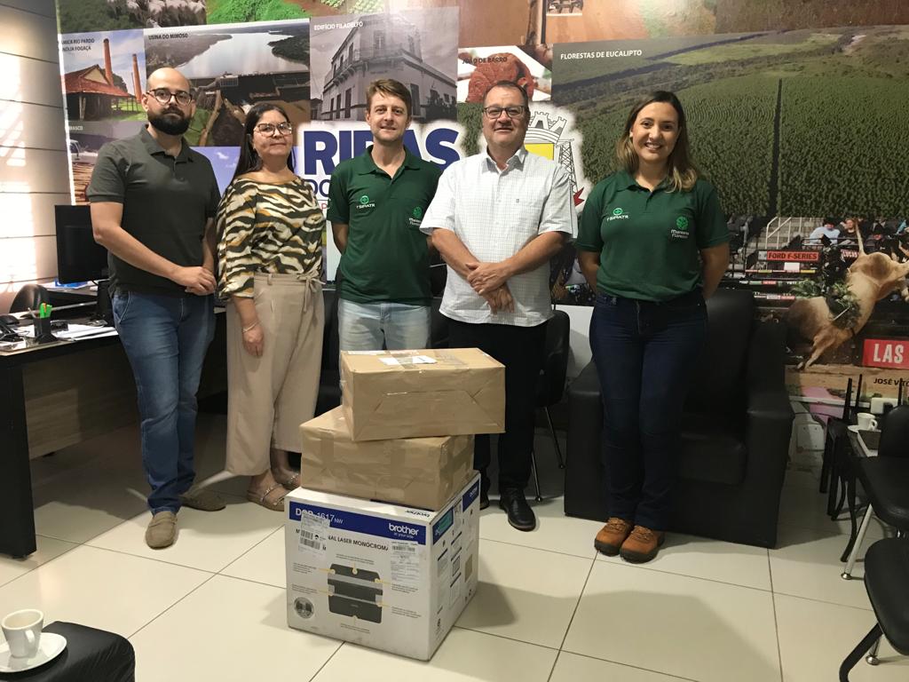 Parceria entre Prefeitura de Ribas e empresas florestais Arbo e Mantena transforma Escolas Rurais