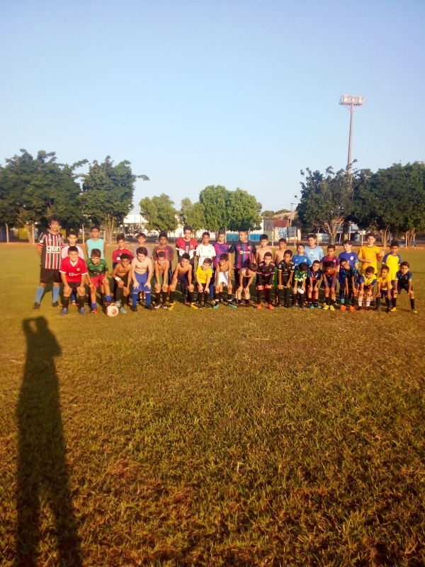Crianças participam dos treinos da Escolinha Municipal de Futebol