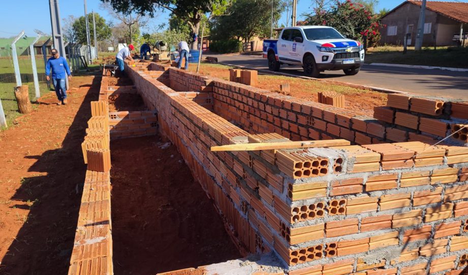 Prefeitura executa construção de arquibancada no Campo de futebol de Arapuá Prefeitura executa construção de arquibancada no Campo de futebol de Arapuá