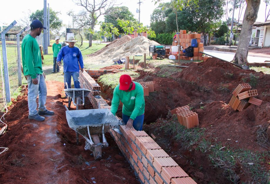 Prefeitura executa construção de arquibancada no Campo de futebol de Arapuá Prefeitura executa construção de arquibancada no Campo de futebol de Arapuá