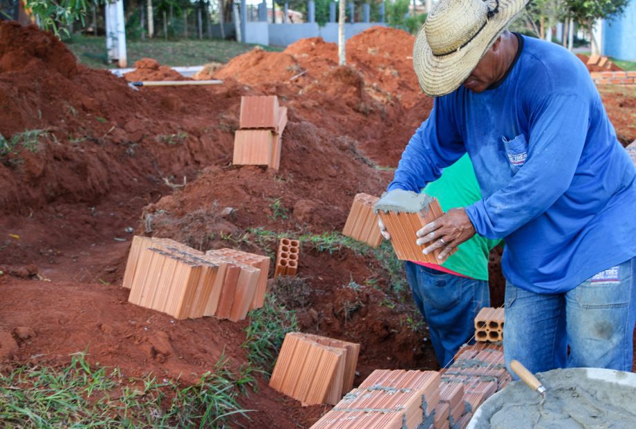 Prefeitura executa construção de arquibancada no Campo de futebol de Arapuá Prefeitura executa construção de arquibancada no Campo de futebol de Arapuá