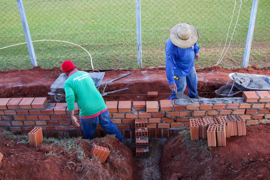 Prefeitura executa construção de arquibancada no Campo de futebol de Arapuá Prefeitura executa construção de arquibancada no Campo de futebol de Arapuá