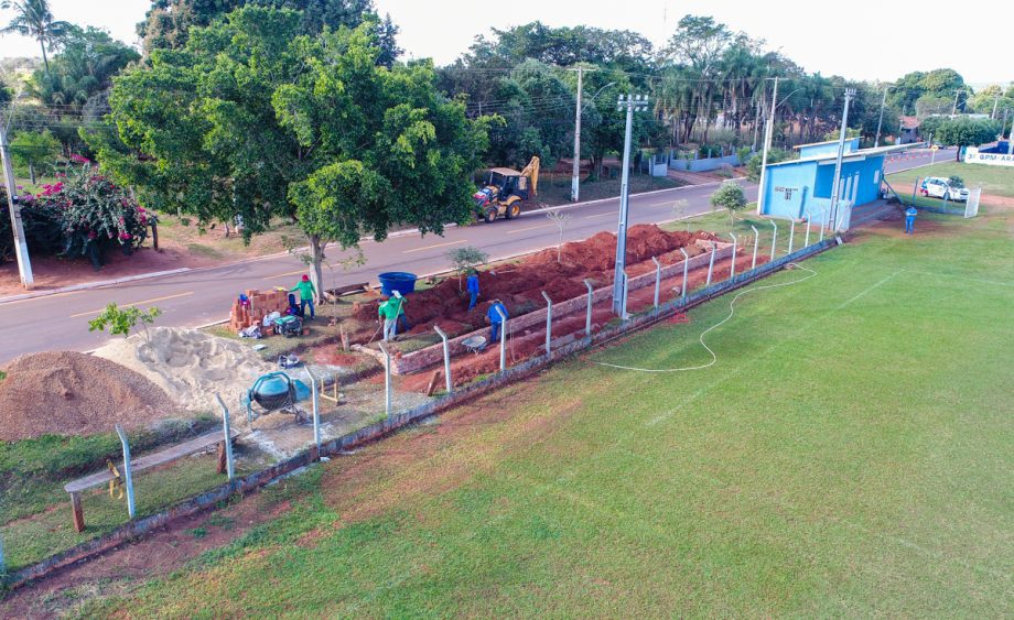Prefeitura executa construção de arquibancada no Campo de futebol de Arapuá Prefeitura executa construção de arquibancada no Campo de futebol de Arapuá