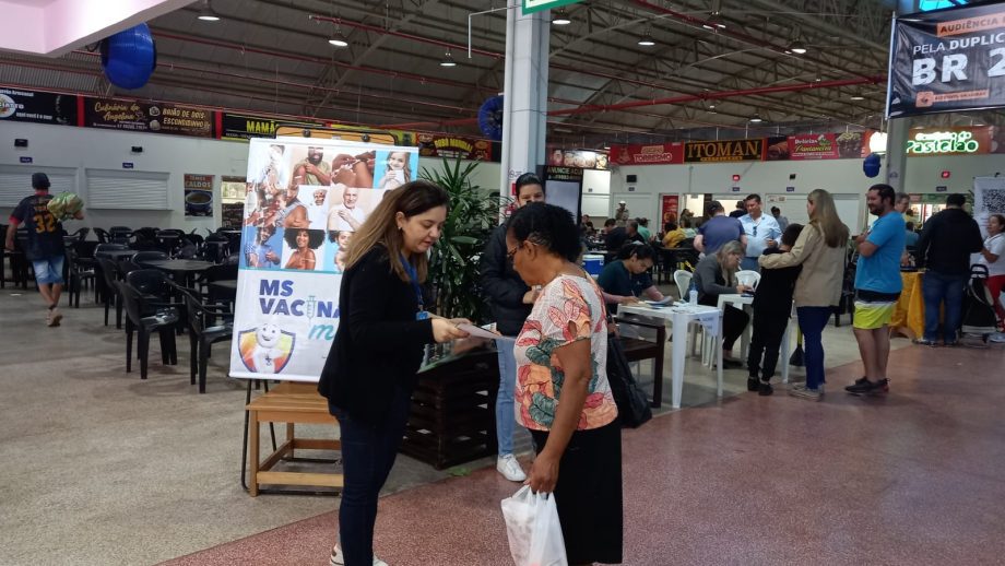 SMAS realiza panfletagem em alusão ao dia Nacional de Luta da População em Situação de Rua