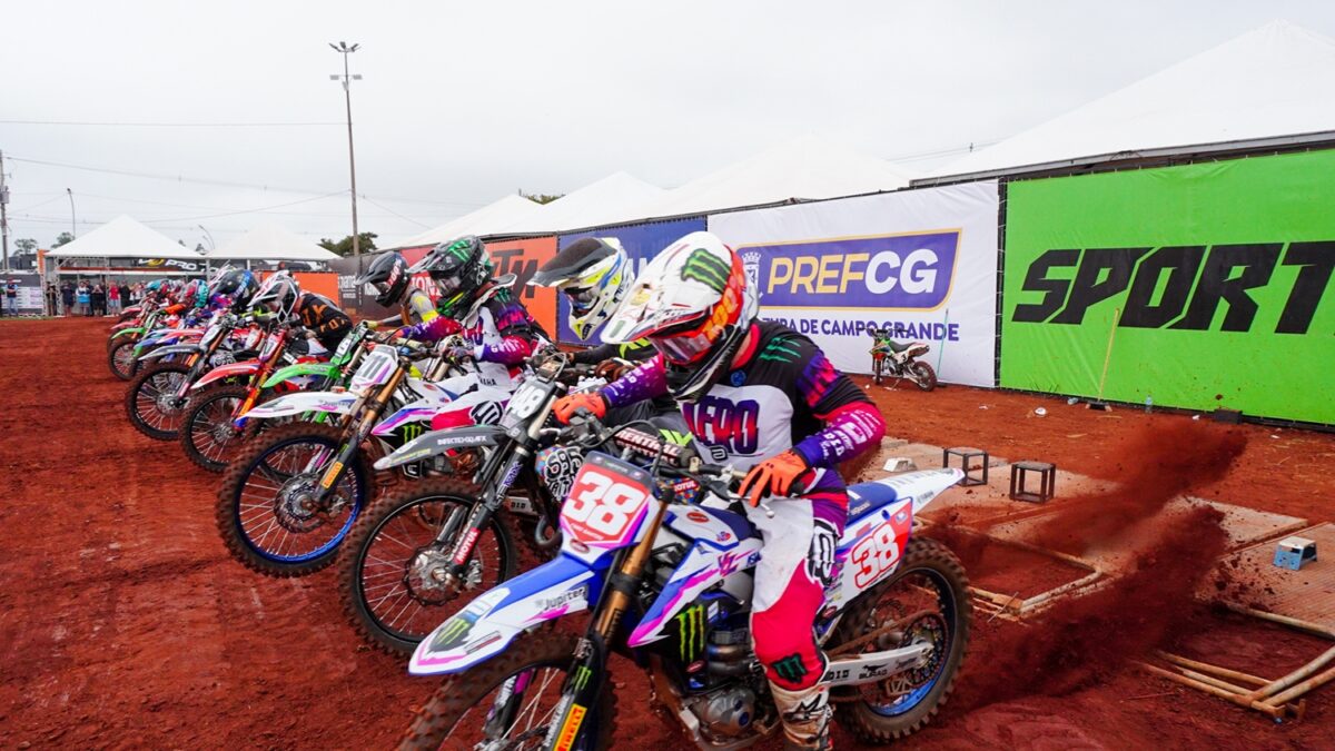 Velocidade e emoção do Campeonato Brasileiro de Motocross atraem grande público na Capital Velocidade e emoção do Campeonato Brasileiro de Motocross atraem grande público na Capital