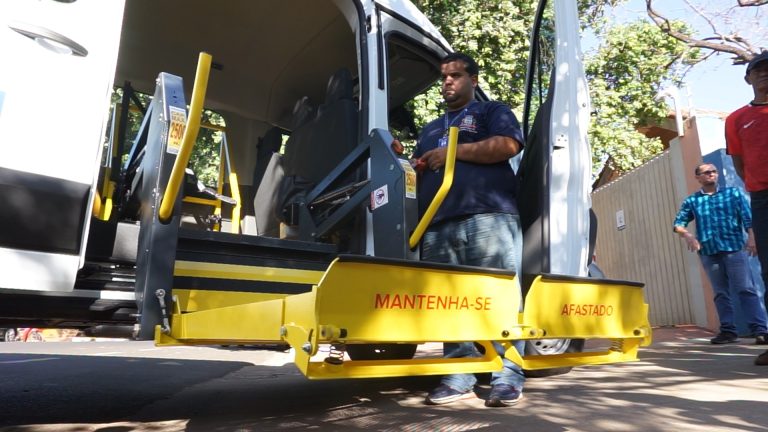 SEMEC recebe 3 vans especiais para o transporte de crianças PCD