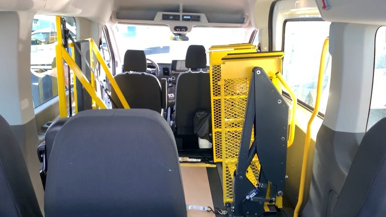 SEMEC recebe 3 vans especiais para o transporte de crianças PCD