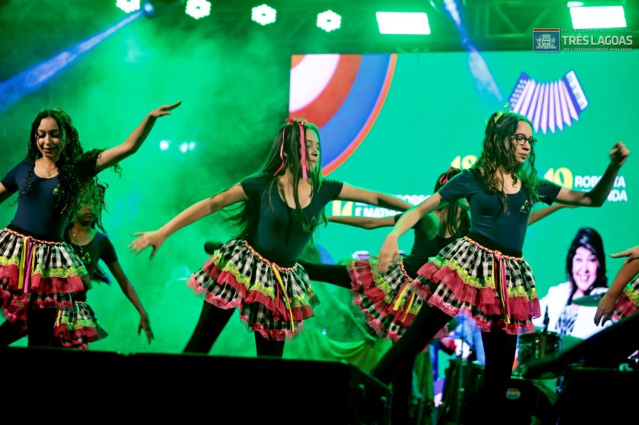 FESTA DO FOLCLORE – NOB recebe mais um grande show e entidades destacam importância da praça de alimentação