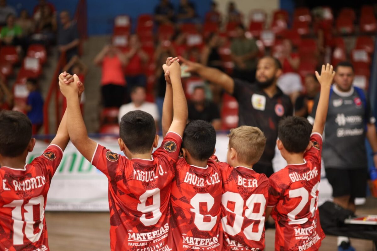 Equipes de MS avançam na Taça Brasil Sub-8 de futsal e se enfrentam nesta quinta-feira