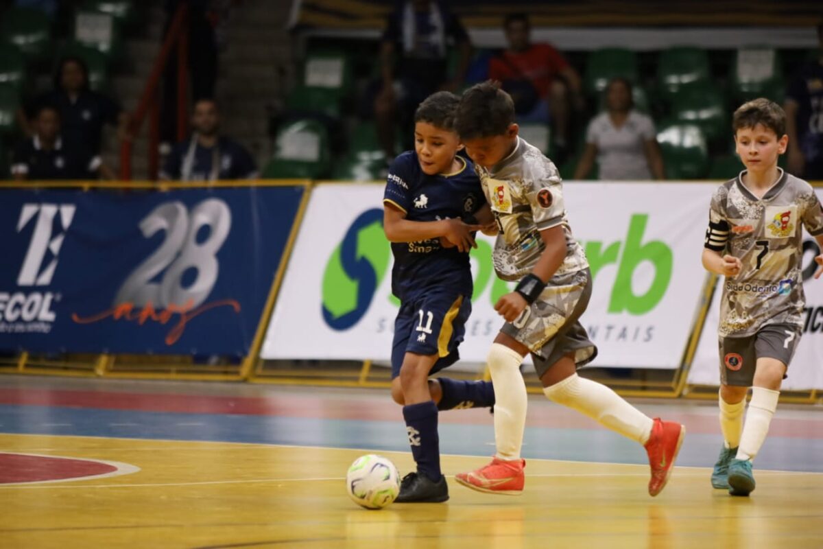 Equipes de MS avançam na Taça Brasil Sub-8 de futsal e se enfrentam nesta quinta-feira