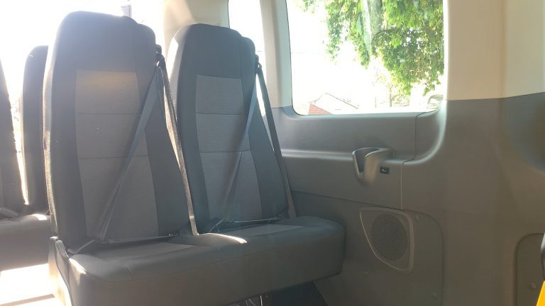 SEMEC recebe 3 vans especiais para o transporte de crianças PCD