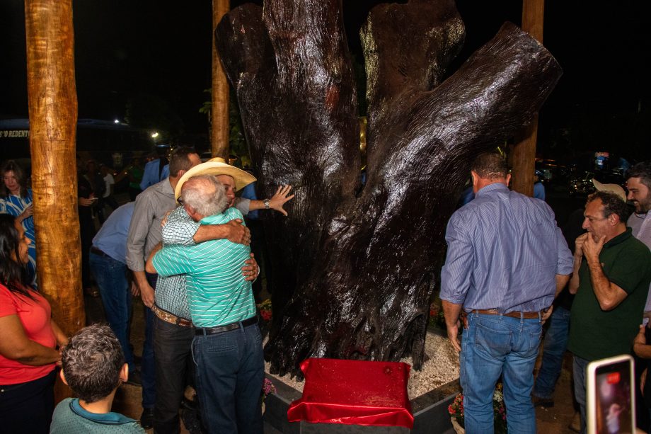 Prefeito entrega monumento “Jatobá” resgatando a história de Três Lagoas