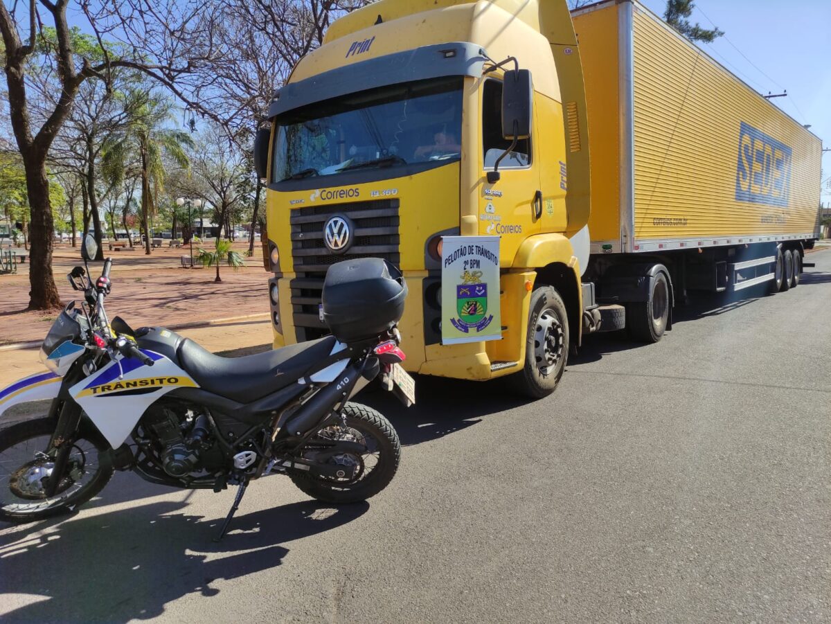 PM de Três Lagoas apreende caminhão fake dos Correios com carga de contrabando PM de Três Lagoas apreende caminhão fake dos Correios com carga de contrabando