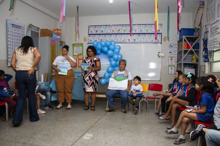 Alunos da Escola Joaquim Marques recebem visita de autor de livro que estudaram em sala de aula