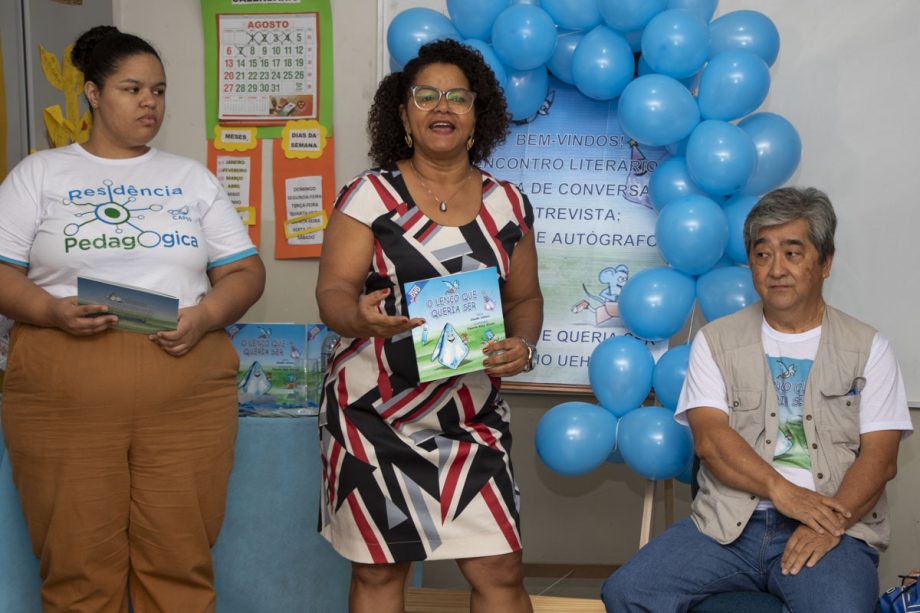 Alunos da Escola Joaquim Marques recebem visita de autor de livro que estudaram em sala de aula