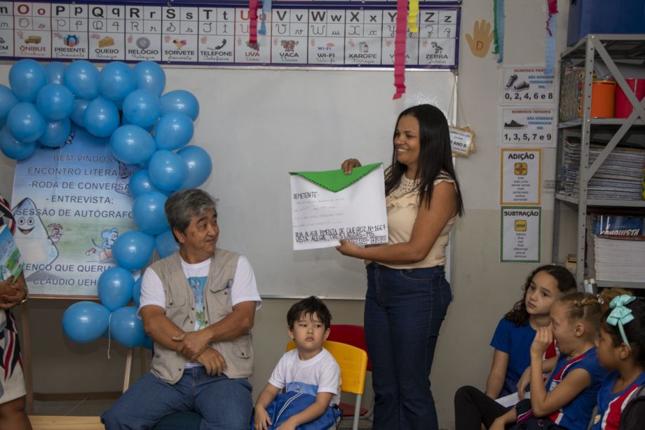 Alunos da Escola Joaquim Marques recebem visita de autor de livro que estudaram em sala de aula