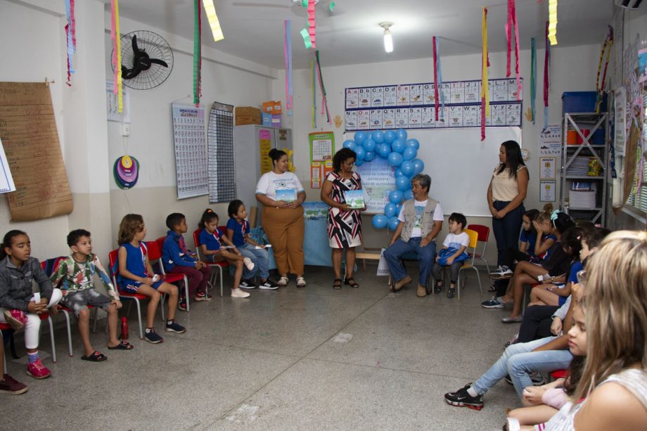 Alunos da Escola Joaquim Marques recebem visita de autor de livro que estudaram em sala de aula