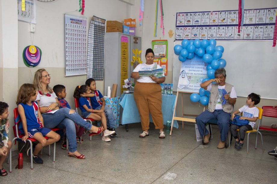 Alunos da Escola Joaquim Marques recebem visita de autor de livro que estudaram em sala de aula