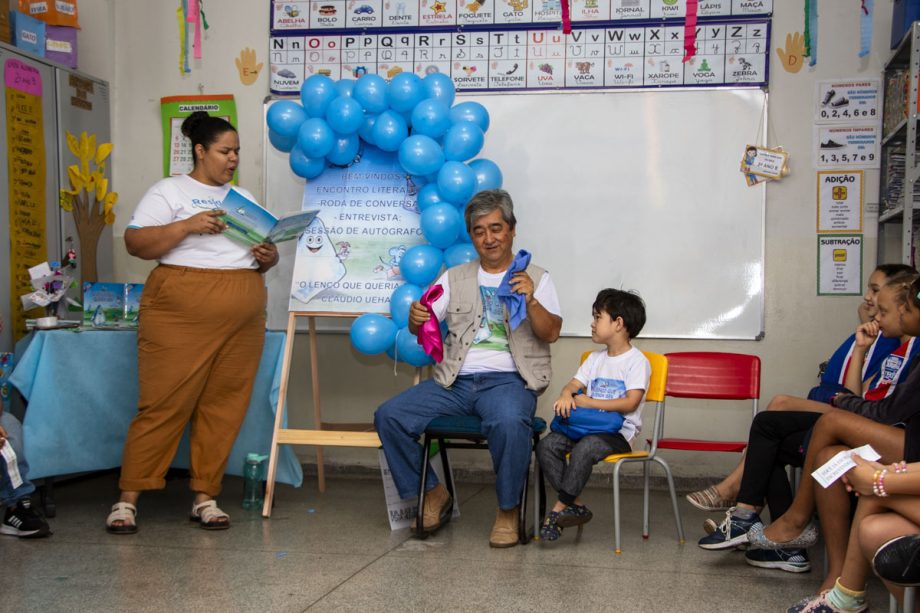 Alunos da Escola Joaquim Marques recebem visita de autor de livro que estudaram em sala de aula