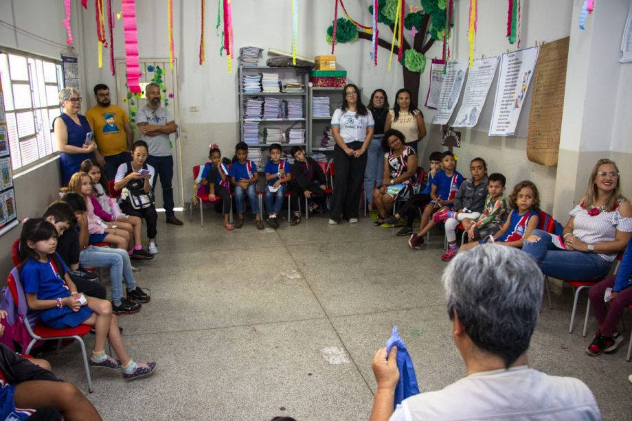 Alunos da Escola Joaquim Marques recebem visita de autor de livro que estudaram em sala de aula