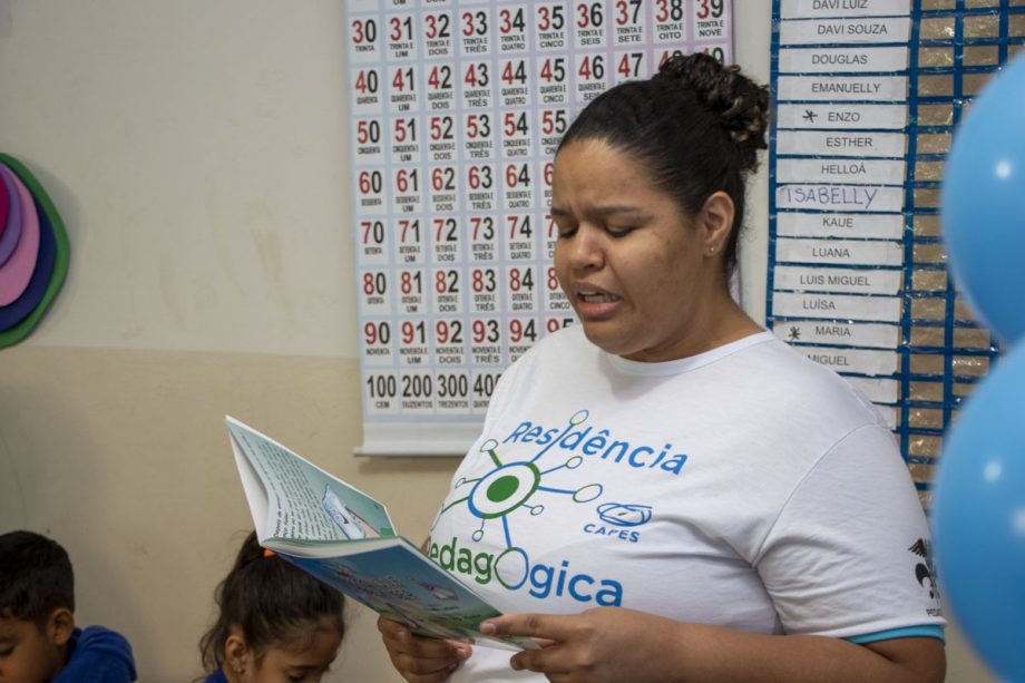 Alunos da Escola Joaquim Marques recebem visita de autor de livro que estudaram em sala de aula