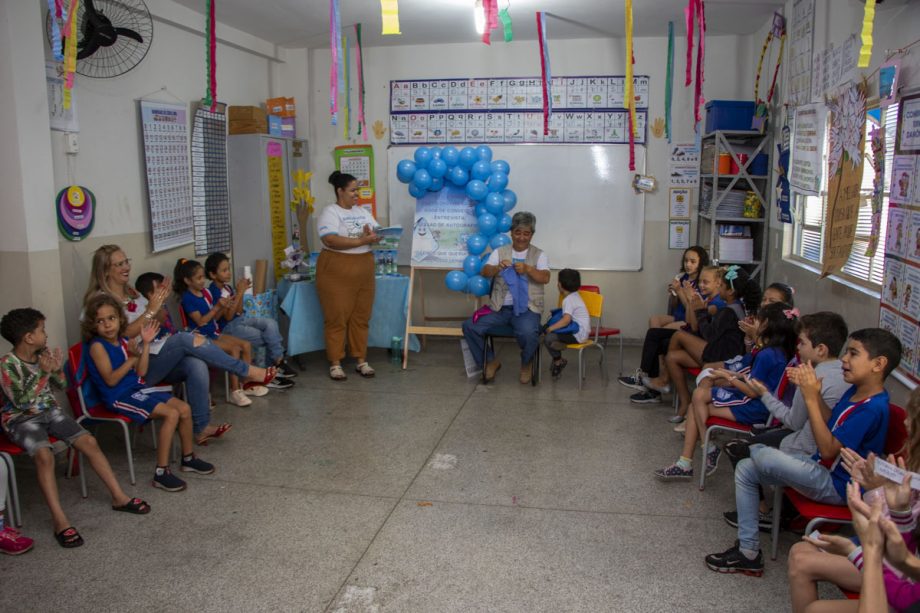 Alunos da Escola Joaquim Marques recebem visita de autor de livro que estudaram em sala de aula