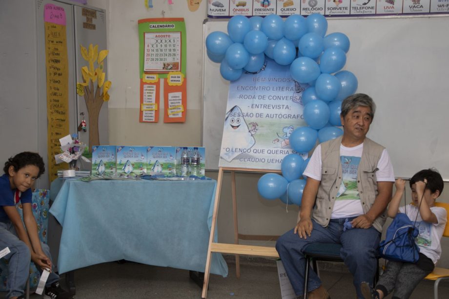 Alunos da Escola Joaquim Marques recebem visita de autor de livro que estudaram em sala de aula