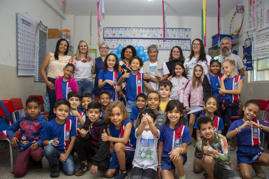 Alunos da Escola Joaquim Marques recebem visita de autor de livro que estudaram em sala de aula